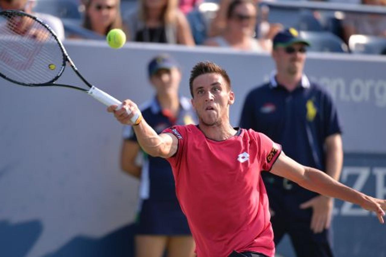 epa04369999 Damir Dzumhur of Bosnia and Herzegovina hits a return to David Ferrer of Spain during the second day of the 2014 US Open Tennis Championship at the USTA National Tennis Center in Flushing, Meadows, New York, USA, 26 August 2014. The US Open ru