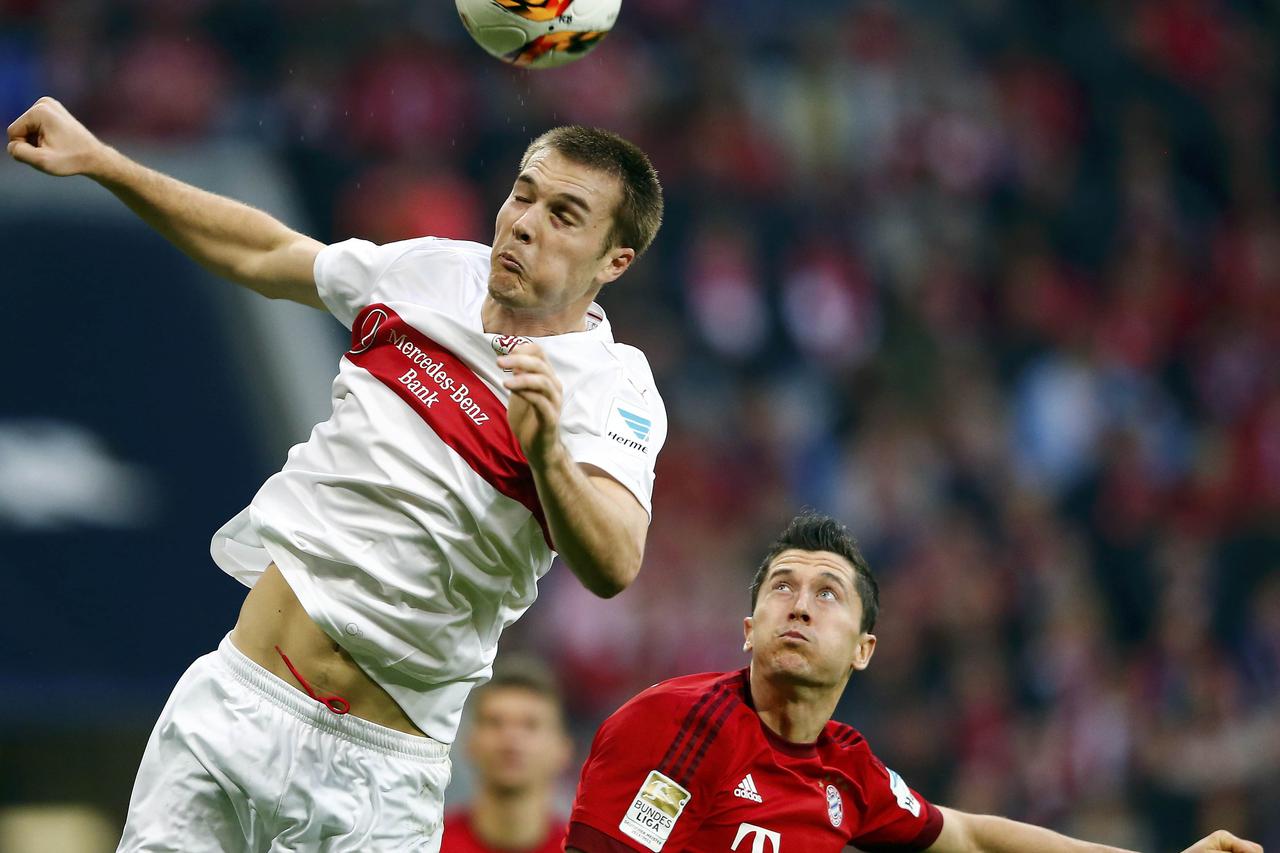 Bayern Munich's Robert Lewandowski is challenged by VfB Stuttgart's Toni Sunjic (L) during their Bundesliga first division soccer match in Munich, Germany November 7, 2015.   REUTERS/Michael Dalder. DFL RULES TO LIMIT THE ONLINE USAGE DURING MATCH TIME TO