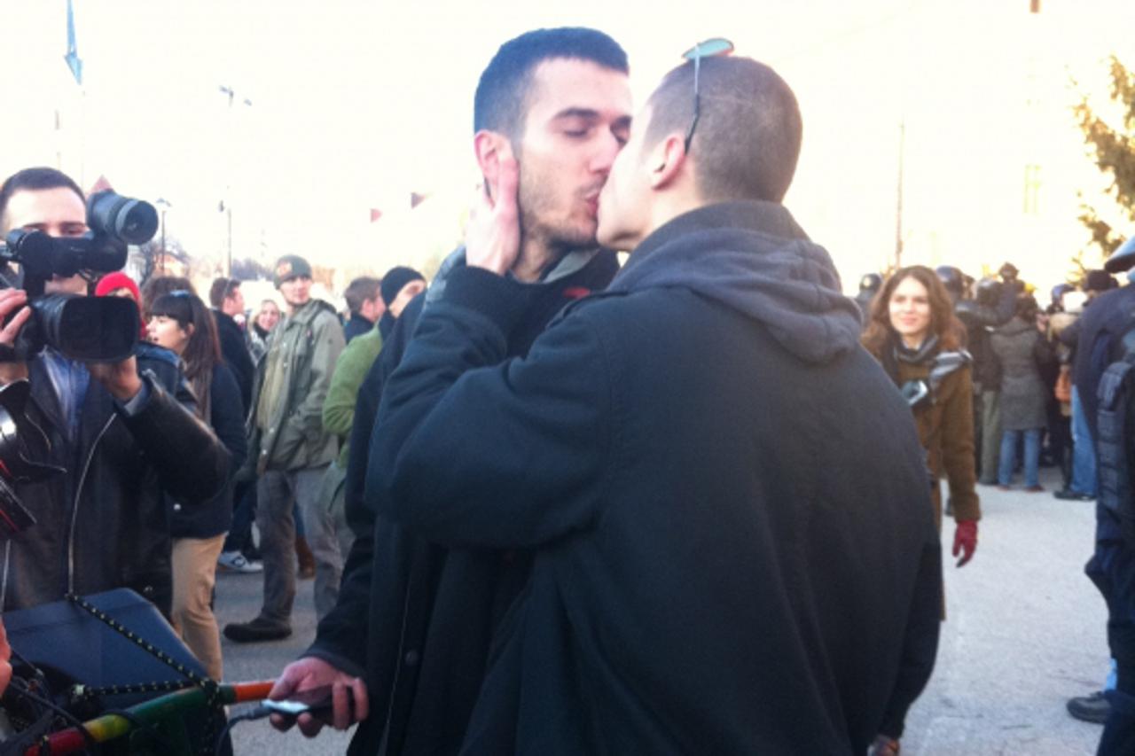 Poljubac dva gay prosvjednika