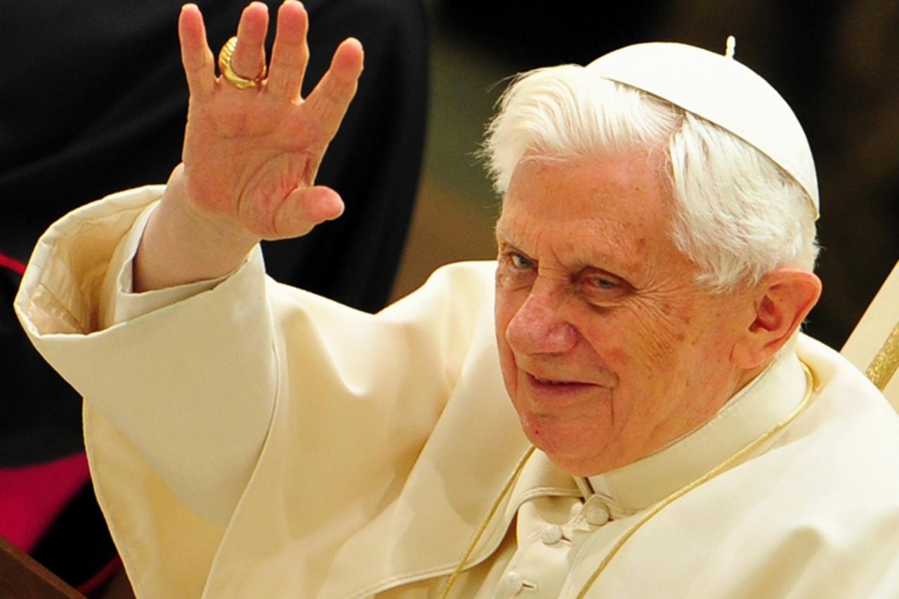 \'Pope Benedict XVI waves as he arrives for his weekly general audience on February 8, 2012 at Paul VI hall at the Vatican. AFP PHOTO / ALBERTO PIZZOLI\'