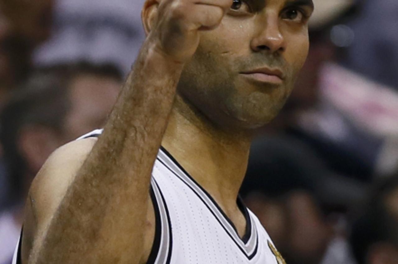'San Antonio Spurs\' Tony Parker gives the thumbs up to the fans after the Spurs defeated the Miami Heat in Game 5 of their NBA Finals basketball series in San Antonio, Texas, June 16, 2013. REUTERS/L