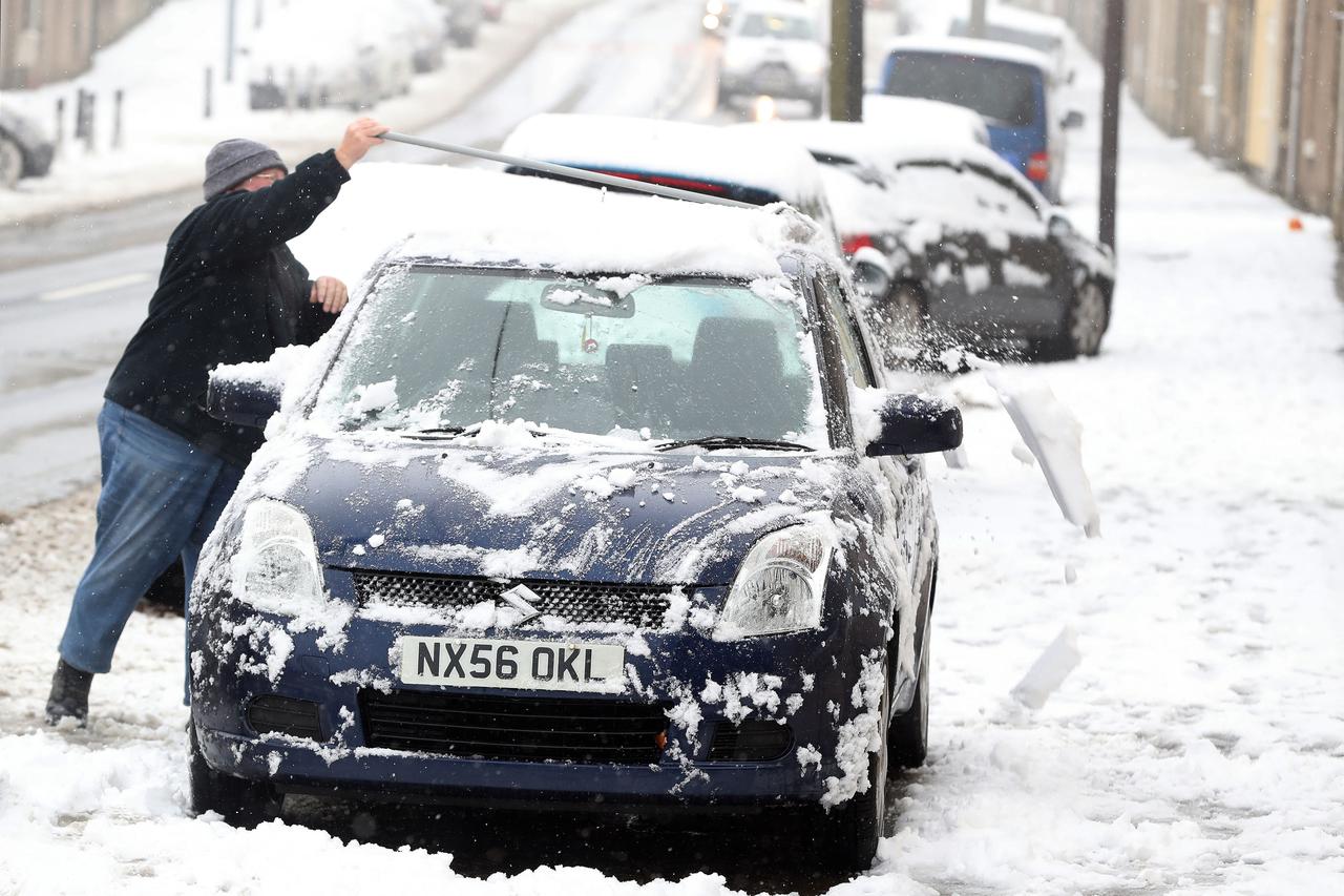 Autumn weather Nov 9th 2016 A man clears his car at Tow Law in County Durham after a cold snap hit parts of the United Kingdom over night. Owen Humphreys  Photo: Press Association/PIXSELL