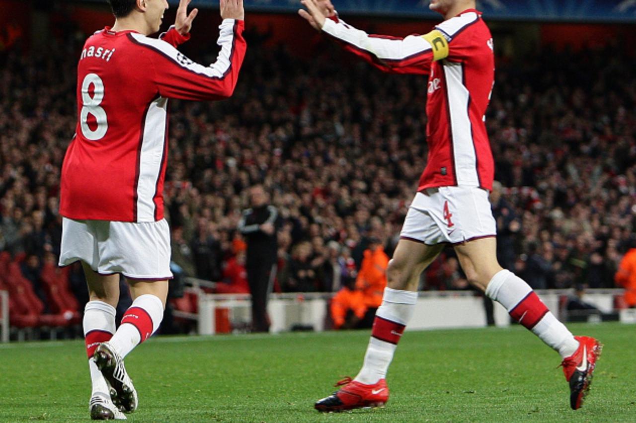 'London 24.11.2009, UEFA Champions League, Arsenal FC - Royal Standard Club de Liege,  Arsenal\'s Samir Nasri celebrates scoring his sides first goal with Arsenal\'s Cesc Fabregas Foto: OnlineSport'