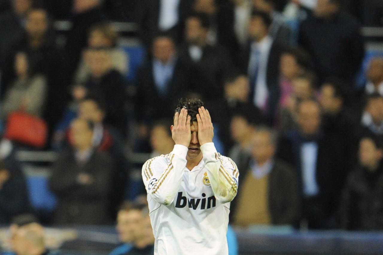 'Real Madrid\'s Portuguese forward Cristiano Ronaldo holds his head in his hands after missing a penalty during the penalty shoot out at the end of the UEFA Champions League second leg semi-final foot