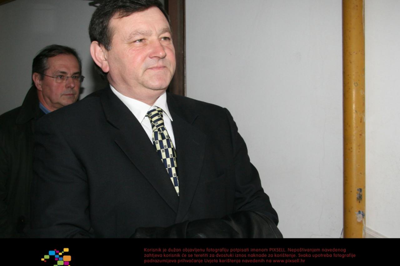 '29.12.2007., Zagreb - Kozjak, Tucanova 3, privodjenje umirovljenog generala Mladena Markaca.  Photo: Goran Jakus/24sata'