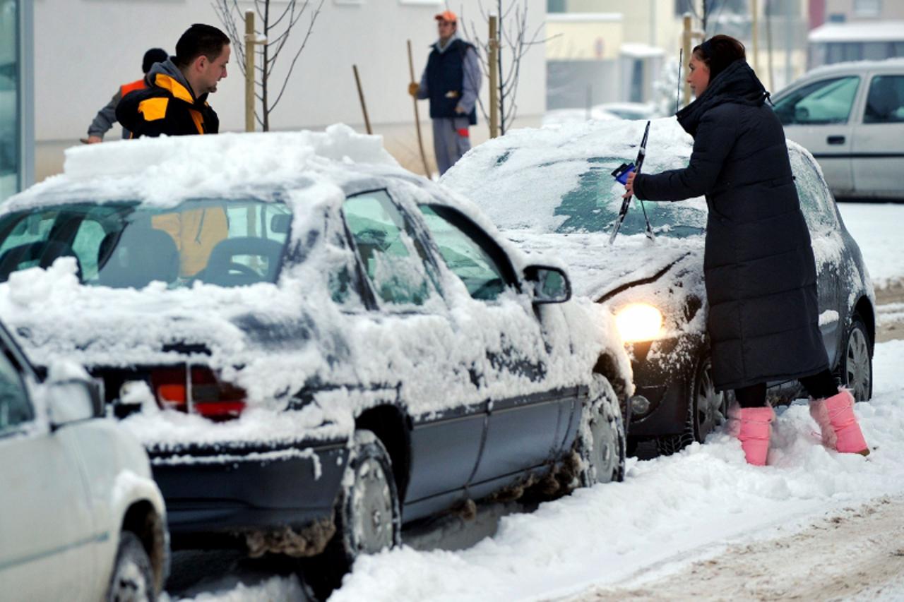 'gradska.....zagreb.....15.01.2009.  zagrebacka avenija - snijeg, ljudi, zima, hladnoca     Photo: Marko Lukunic/Vecernji list'