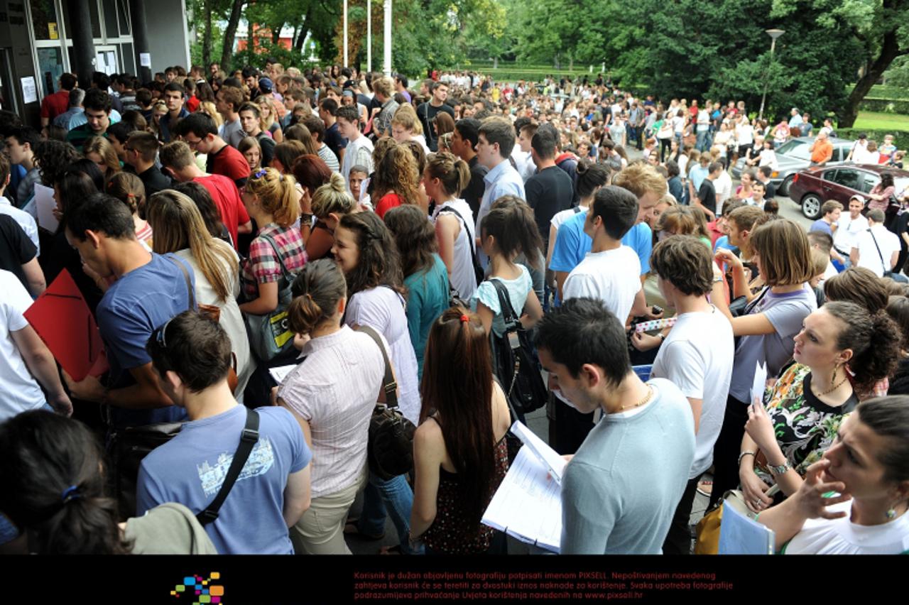 \'13.07.2009., Zagreb - Studenti dolaze na prijemni ispit na Ekonomski fakultet za upis, ispred ulaza docekale su ih velike guzve.  Photo: Goran Stanzl/Vecernji list \'