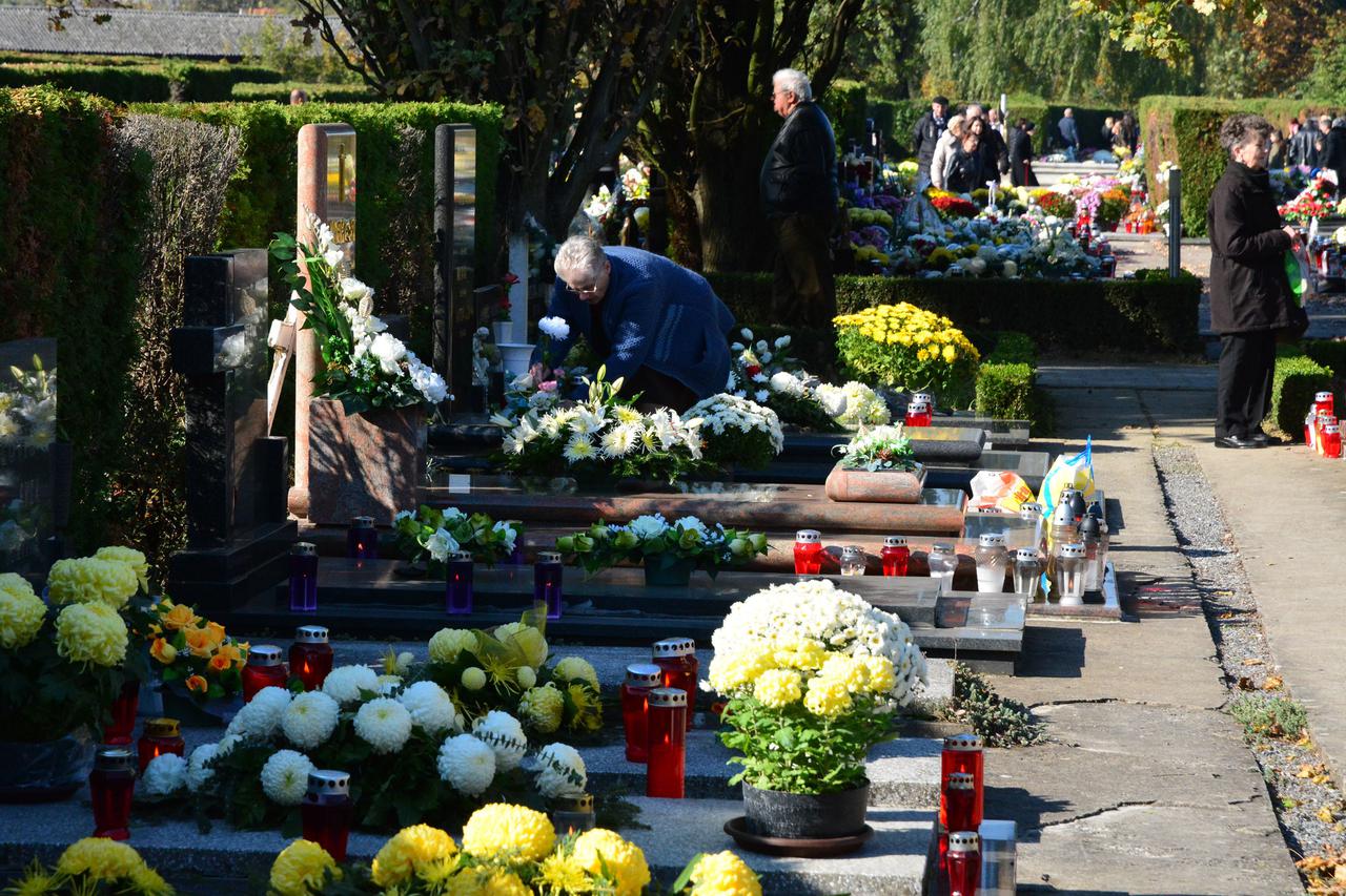 01.11.2015., Slavonski Brod - Gradjani tijekom cijelog dana posjecuju groblja, donose cvijece i uz molitvu pale svijece na grobovima svojih najmilijih.   Photo: Ivica Galovic/ PIXSELL