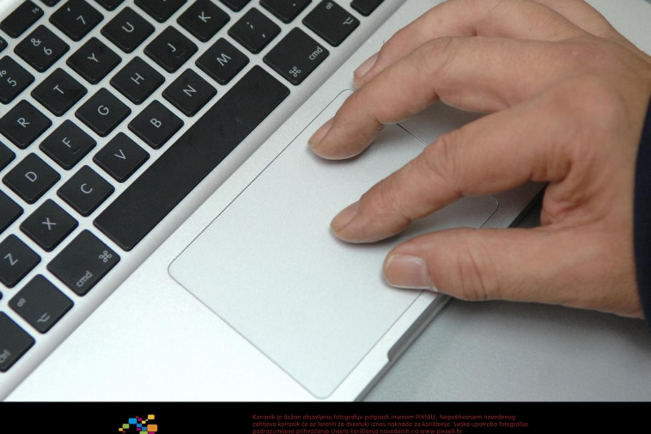 '12.11.2008., Zagreb - Instalacija operativnog sustava Mac OS X na racunalo Apple Macbook. Photo: Marko Prpic/Vecernji list'