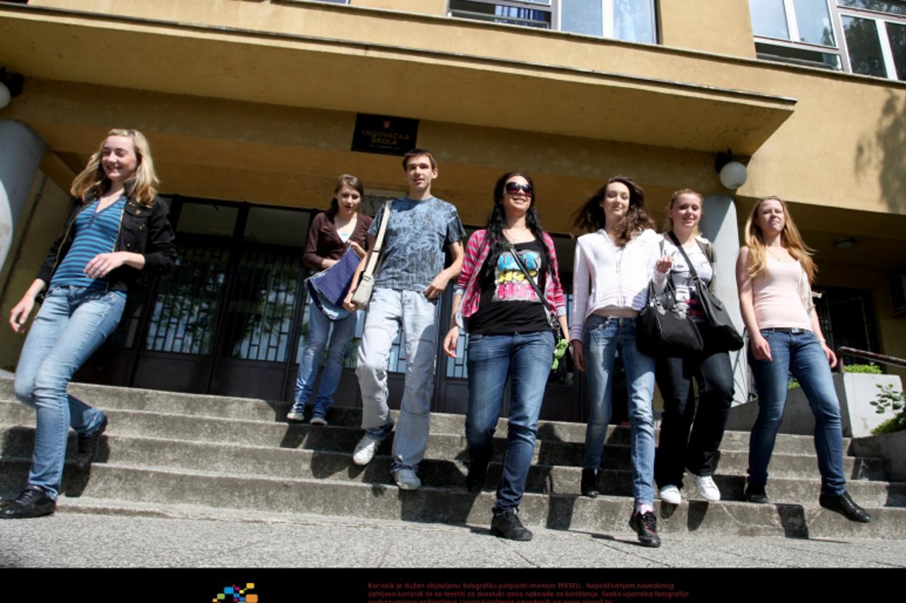 \'28.05.2010., Zagreb-Maturanti Trgovacke skole na Kennedyevom trgu izlaze nakon polaganja Drzavne mature iz Hrvatskog jezika. Photo: Boris Scitar/PIXSELL\'