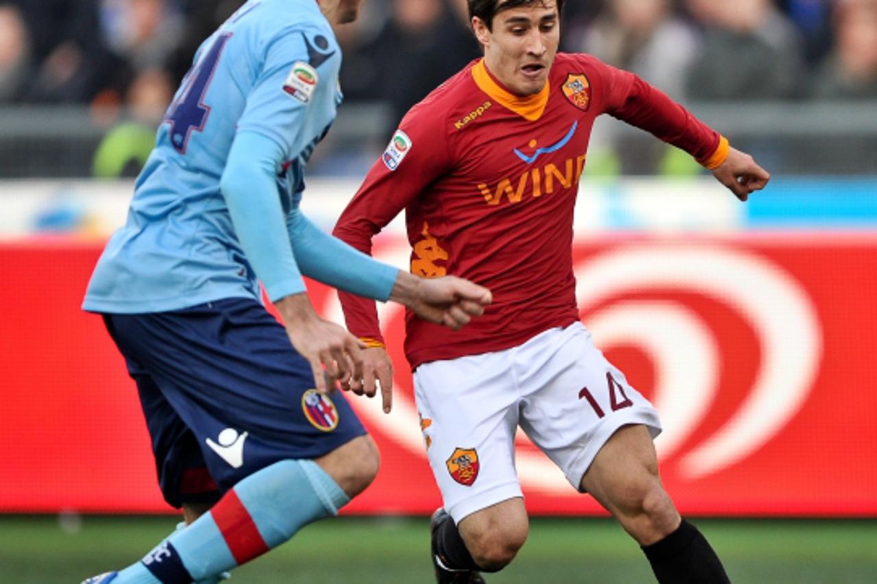 'AS Roma\'s Spanish forward Bojan Krkic (R) fights for the ball against FC Bologna\'s defender Andrea Raggi   during their Italian Serie A football match on January 29, 2012 at Rome\'s Olympic stadium