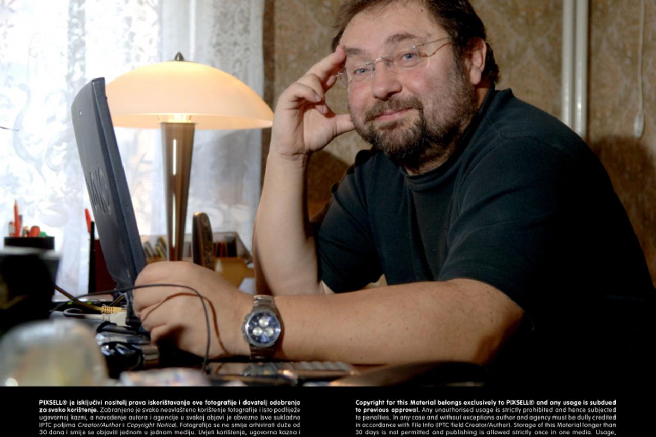 '27.11.2007., Zagreb - Knjizevnik Zoran Feric u svojoj radnoj sobi s omiljenim predmetima. Photo: Boris Scitar/PIXSELL'