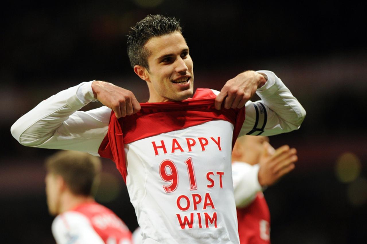 \'Arsenal\'s Dutch striker Robin Van Persie celebrates scoring the equalising goal during their English Premier League football match against Manchester United at the Emirates Stadium in London, Engla