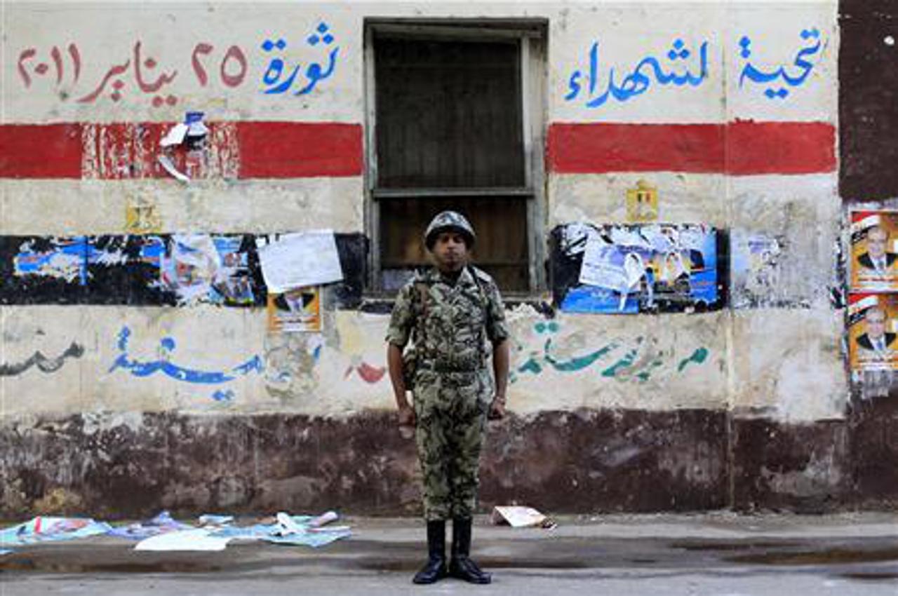 vojnik čuva glasačko mjesto u kairu