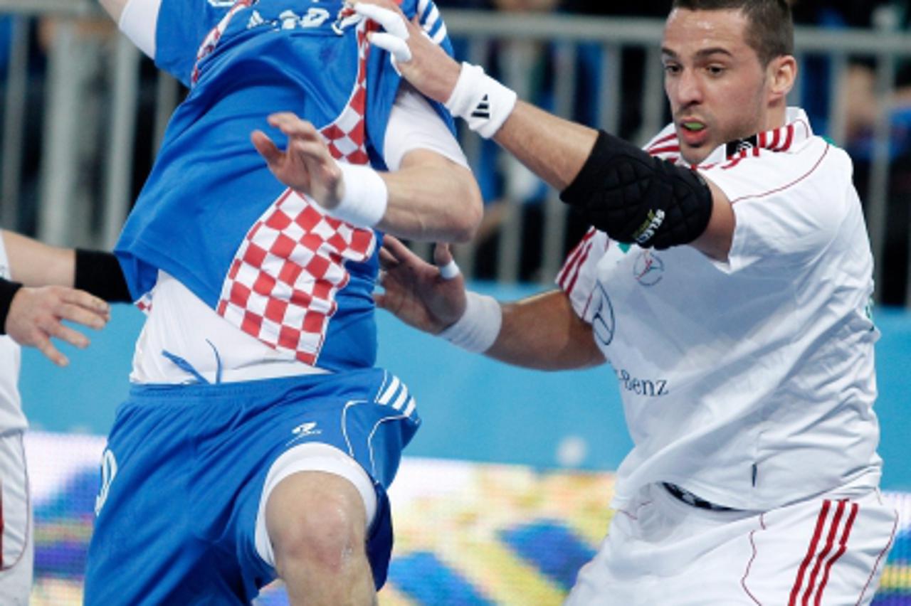 'Croatia\'s Damir Bicanic (l) and Hungary\'s Szabolcs Szollosi during 23rd Men\'s Handball World Championship preliminary round match.January 15,2013. Foto © nph / Acero) *** Local Caption ***'