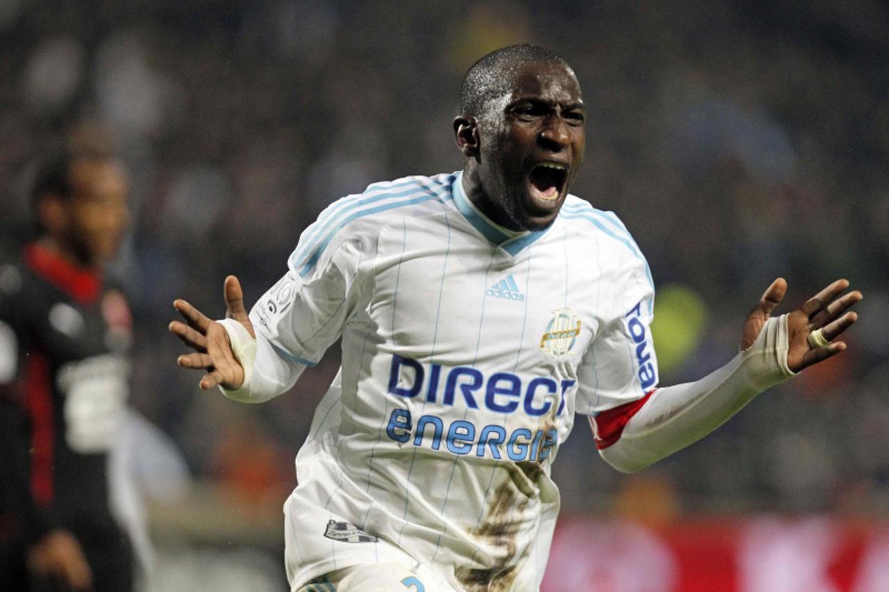 'Olympique Marseille\'s Mamadou Niang reacts after scoring against Rennes during their French Ligue 1 soccer match at the Velodrome stadium in Marseille May 5, 2010.  REUTERS/Jean-Paul Pelissier  (FRA