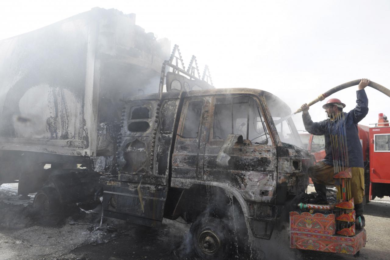 kamioni, cisterni, pakistanski vatrogasci, vatra, požar (1)