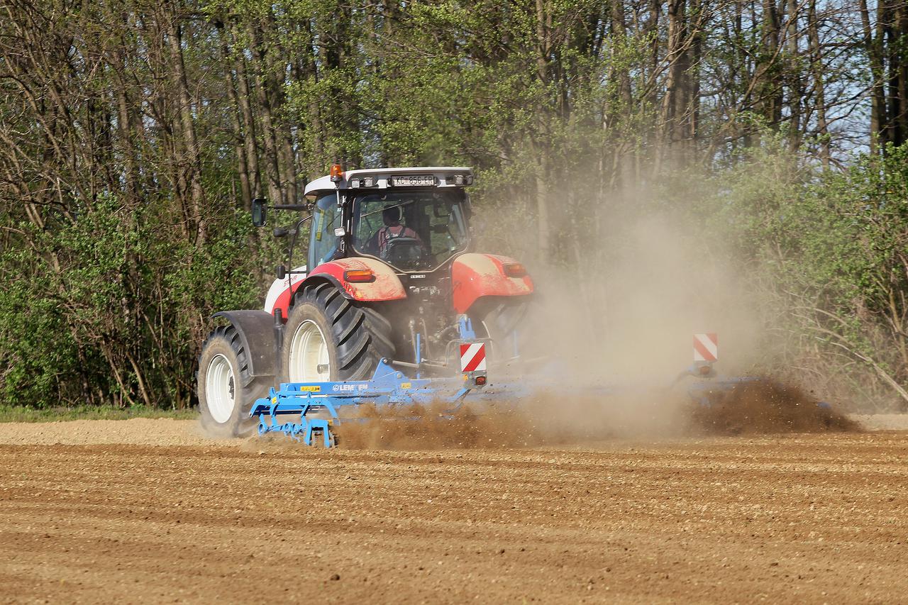 24.04.2013., Koprivnica - Poljoprivrednici uzurbano pripremaju zemlju za sjetvu kukuruza i drugih kultura. Photo: Marijan Susenj/PIXSELL