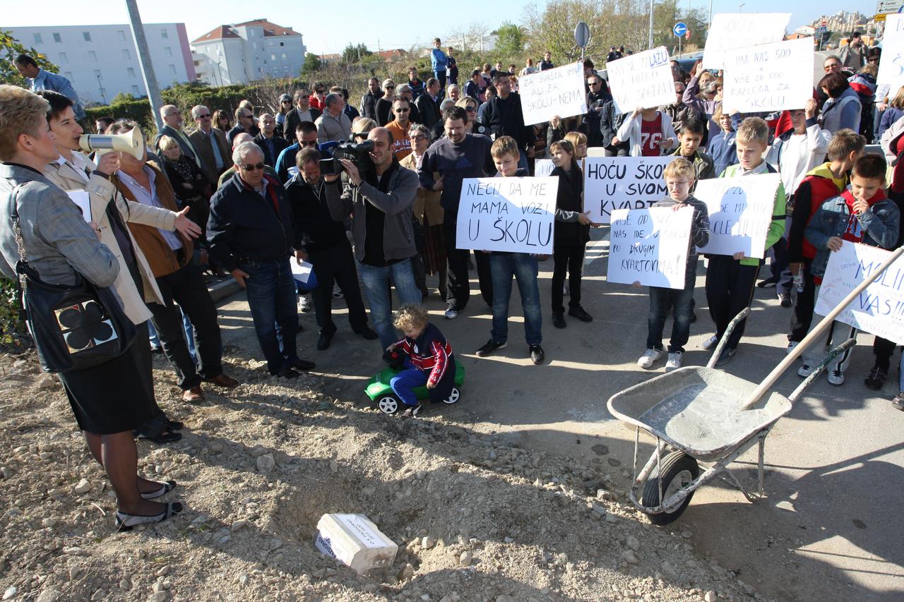 Prosvjed zbog neizgradnje škole u Pazdigradu