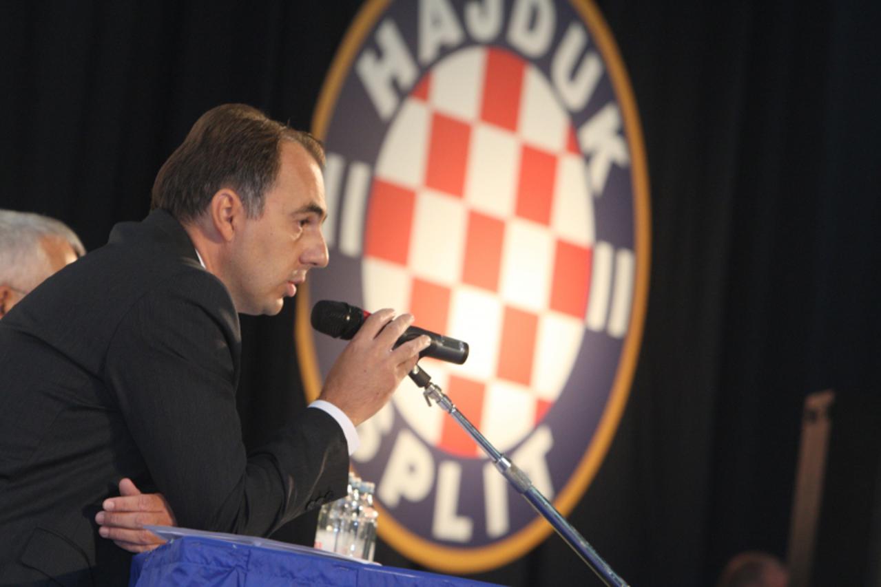 'Split.31.08.2010. Skupstina Hajduka u maloj dvorani  SC Gripe. Presjednik Skupstine Vinko Radovani. Photo: Ivo Cagalj/PIXSELL'