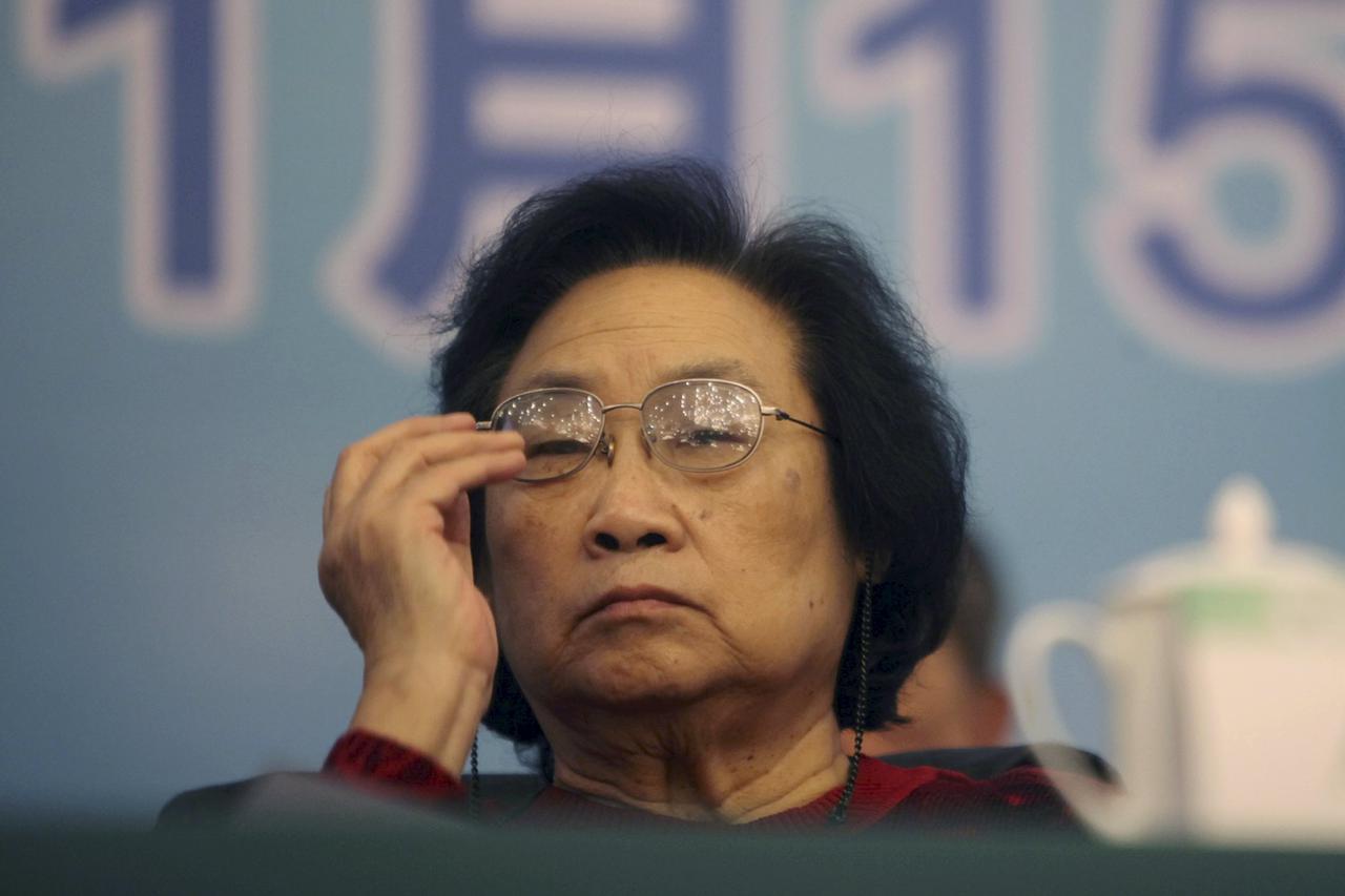 Pharmacologist Tu Youyou attends a award ceremony in Beijing, November 15, 2011. William Campbell, Satoshi Omura and Tu jointly won the 2015 Nobel prize for medicine or physiology for their work against parasitic diseases, the award-giving body said on Oc