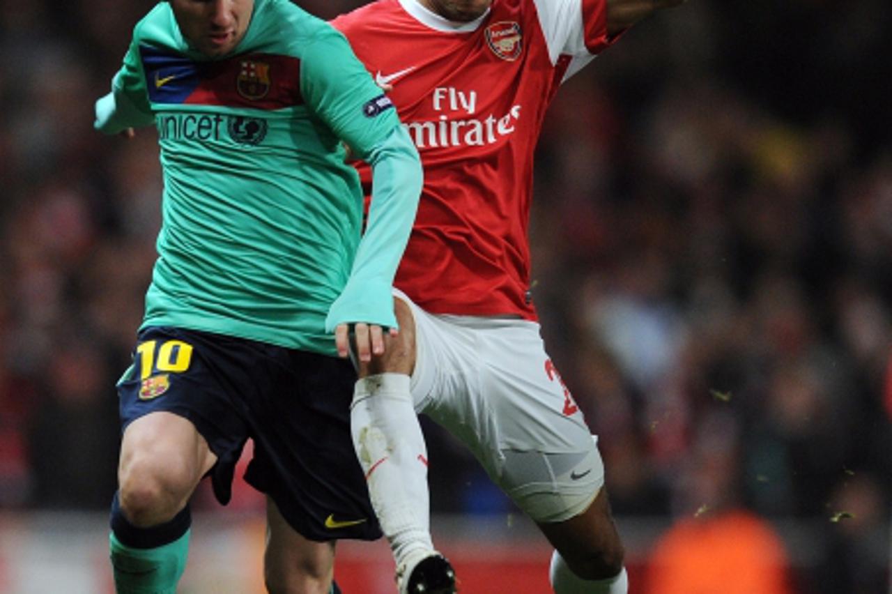 'Barcelona\'s Argentine striker Lionel Messi (L) vies with Arsenal\'s French defender Gael Clichy (R) during their UEFA Champions League round of 16, 1st leg football match against Arsenal at the Emir