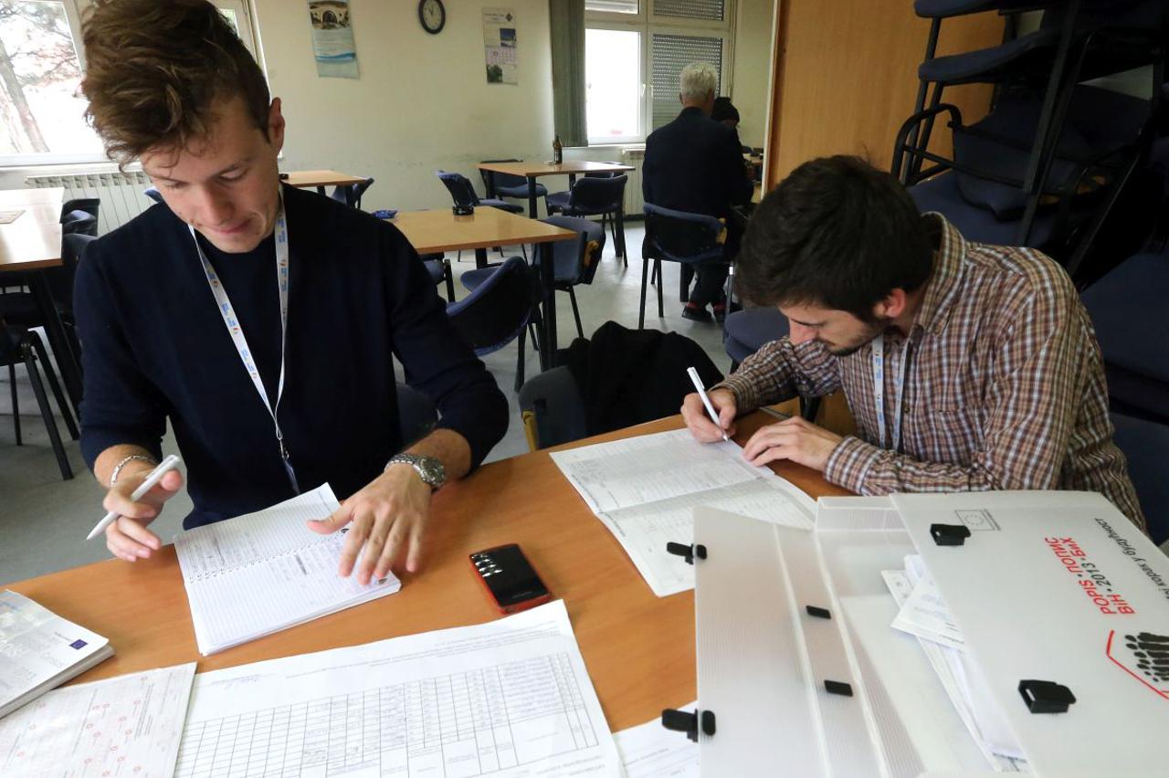 epa03901843 Interviewers prepare their questionasry forms in Sarajevo, Bosnia and Herzegovoina, 08 October 2013, in preparation of Bosnia's first census since the Balkan war in which an estimate 100,000 people were killed. Bosnia and Herzegovina on 08 Oct