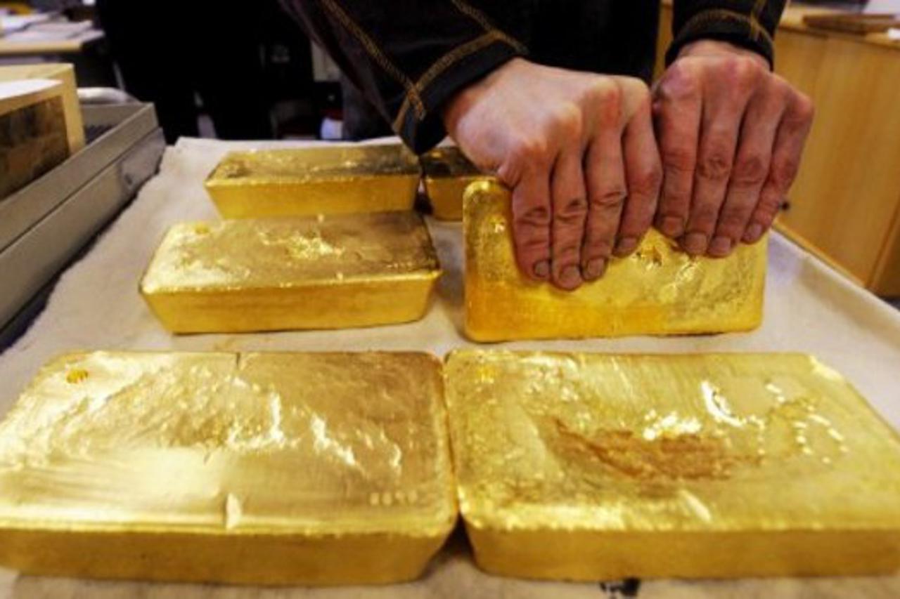 An Austrian worker handles ten kilogram 'raw' gold bars in Austrian gold bullion factory Oegussa in Vienna on October 8, 2008. Oegussa announced on October 6, 2008 that it has increased its production tenfold, as the global financial crisis pushes investo