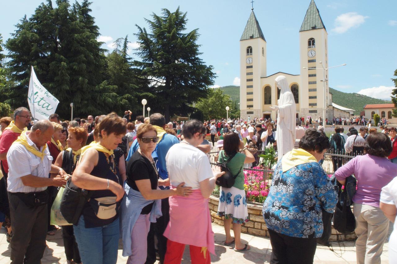 Hodoccasnici su na 34. obljetnicu Gospina ukazanja cijeli dan molit će i kraj Gospina kipa. Snimio.Marijan Sivrić