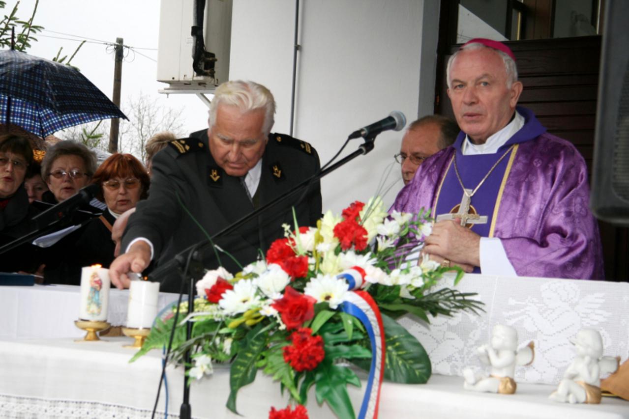 \'karlovac biskup jezerinac odrzao je misu u kapeli svetog kriza u cast 17 poginulih branitelja,081109 photo: dominik grguric/PIXSELL\'
