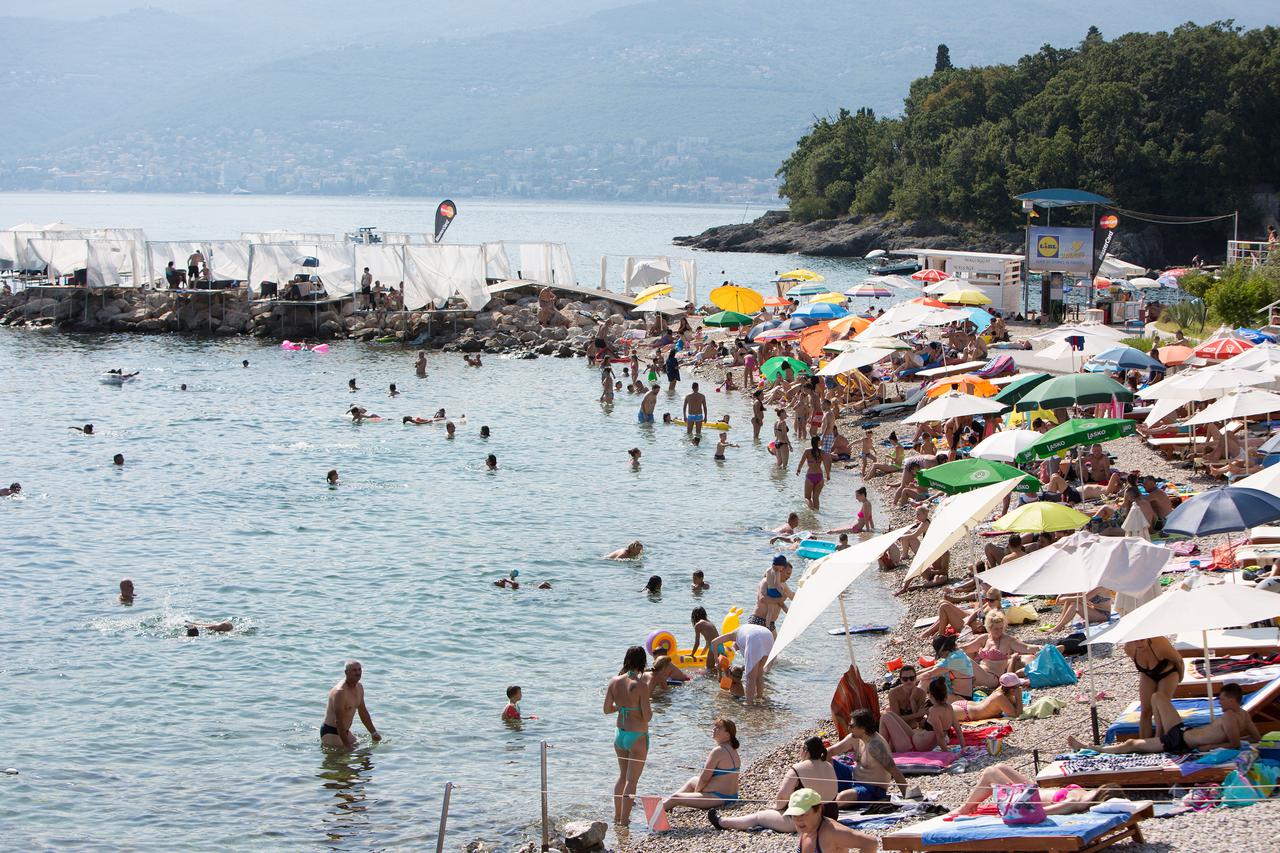 31.07.2016., Rijeka - Rijecani potrazili osvjezenje od vrucine u moru na gradskoj plazi Ploce.  Photo: Nel Pavletic/PIXSELL