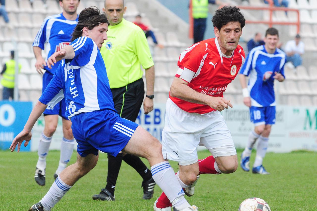 5.04.2009., Mostar - Premier Liga BiH, susret Veleza i Orasja. Adis Obad prolazi Mladena Filipovica.  Photo: Stojan Lasic/Vecernji list