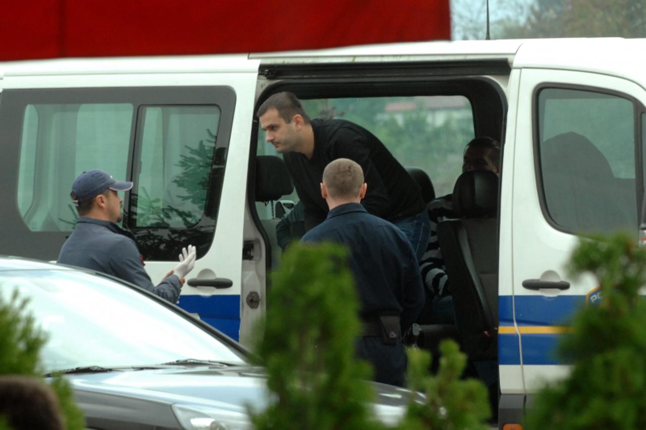 \'03.10.2010. Samobor-u Samoborskom kaficu ispred trgovackog centra Merkator specijalna policija je uhapsila nekoliko osoba,te provode pretres automobila i Photo: Davor Visnjic/PIXSELL\'