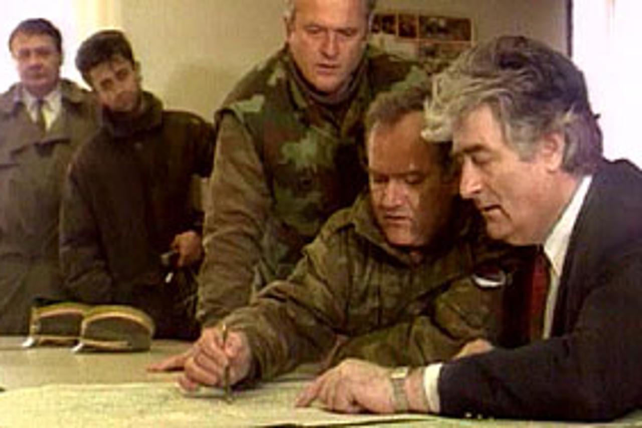 Neodlučnost međunarodne zajednice išla je naruku Srbima, predvođenima Radovanom Karadžićem i Ratkom Mladićem, a situacija se počela mijenjati potpisivanjem Washingtonskog sporazuma