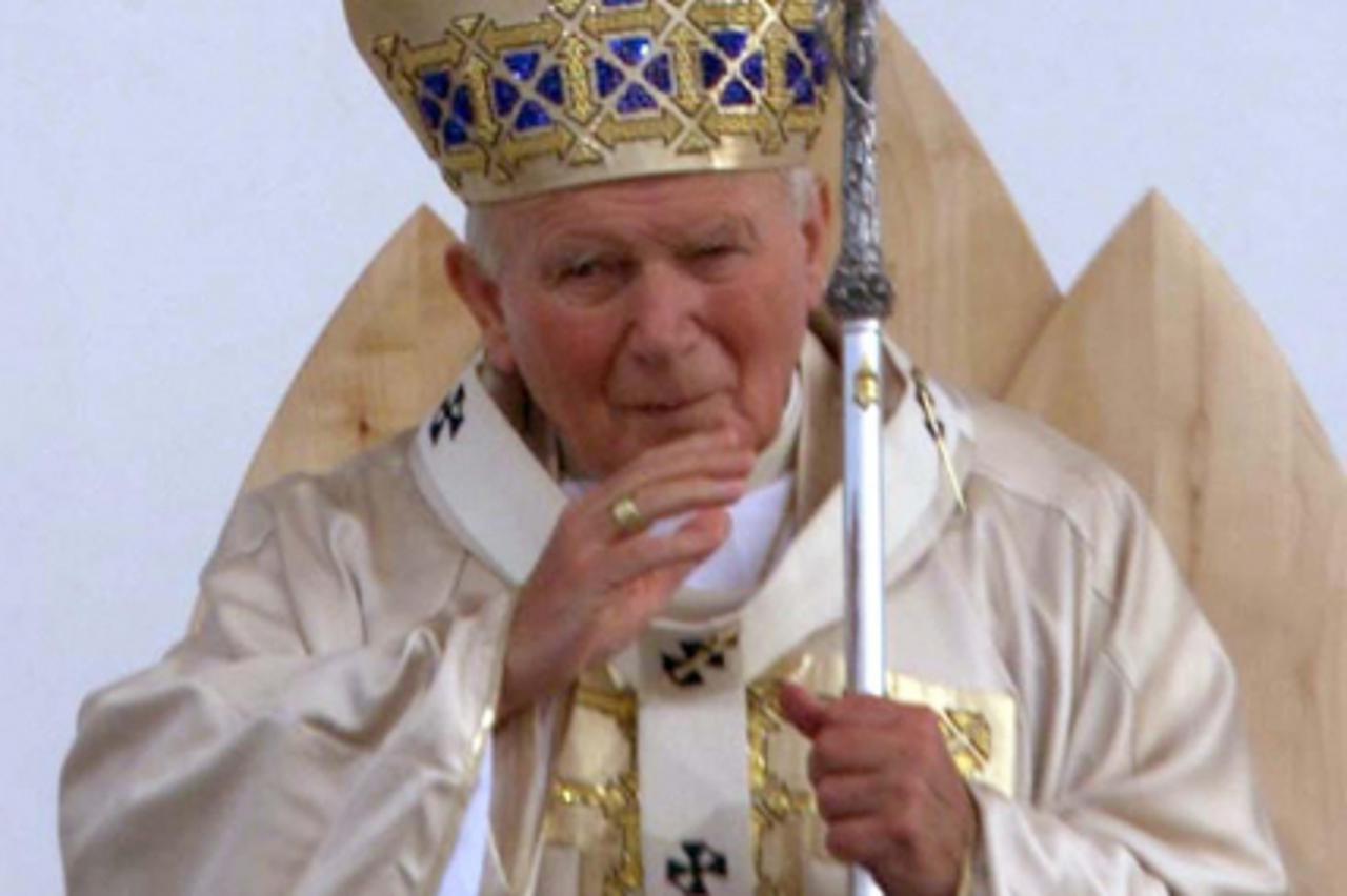 'MAR23D:SLOVENIA-POPE:MARIBOR,SLOVENIA,19SEP99 - Papa John Paul II blesses the crowd during a holy mass in Maribor September 19. The Pope is in Slovenia for the beatification of Bishop Anton Martin Sl