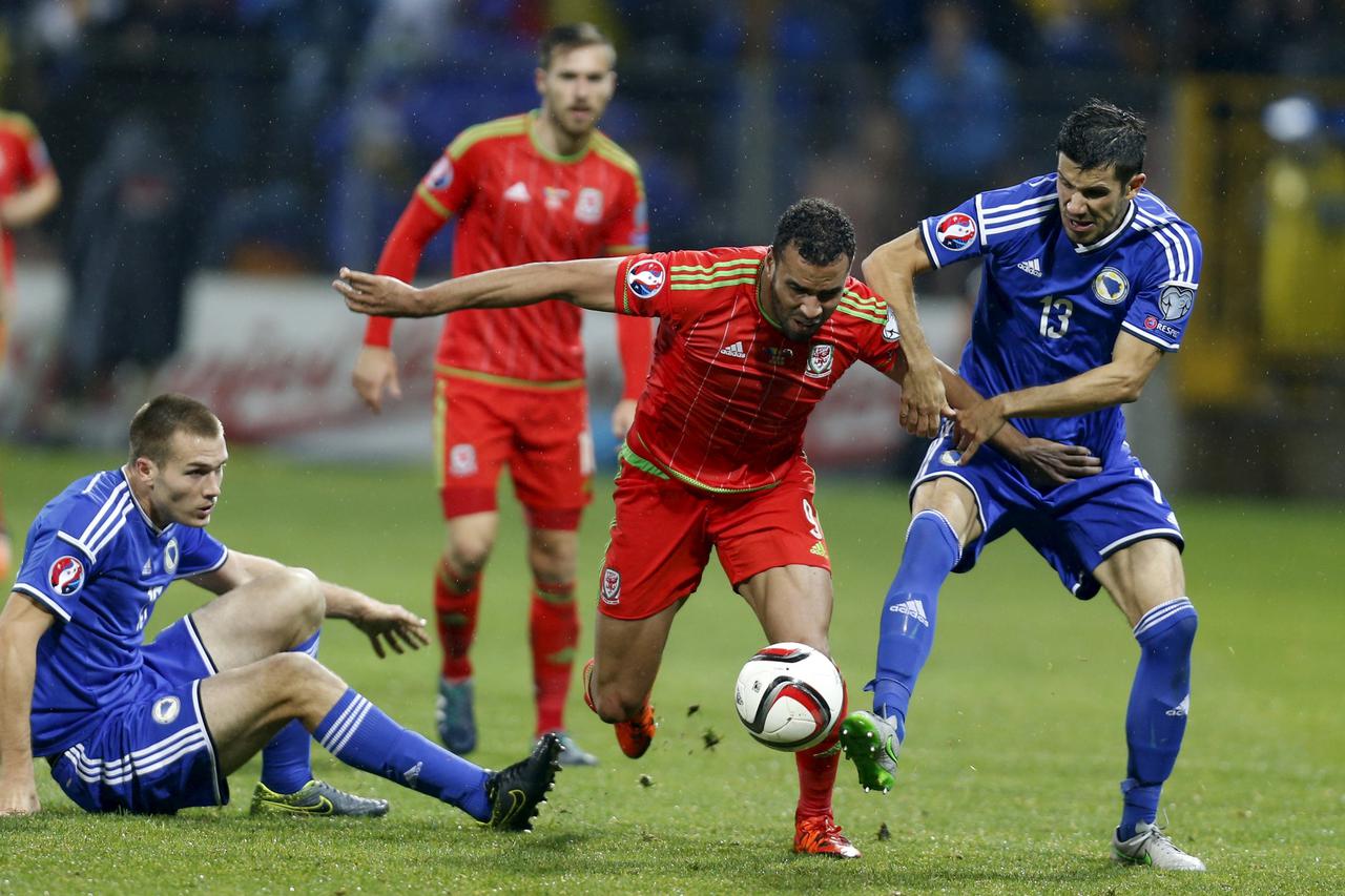 Bosnia's Toni Sunjic (L) and Mensur Mujdza (R) fights for the ball with Wales' Hal Robson-Kanu during their Euro 2016 qualifying soccer match in Zenica October 10, 2015. REUTERS/Dado Ruvic