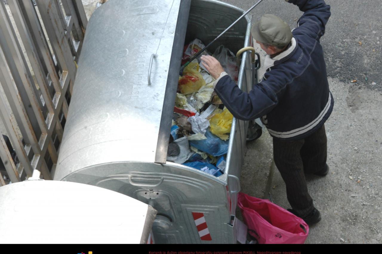 '30.07.2010., Bjelovar - Dok vecina Bjelovarcana uziva u blagodatima ljeta na nekim destinacijama na moru, ima i siromasnih koji ostaju prepusteni pukom prezivljavanju i trazenju hrane u kontejnerima.