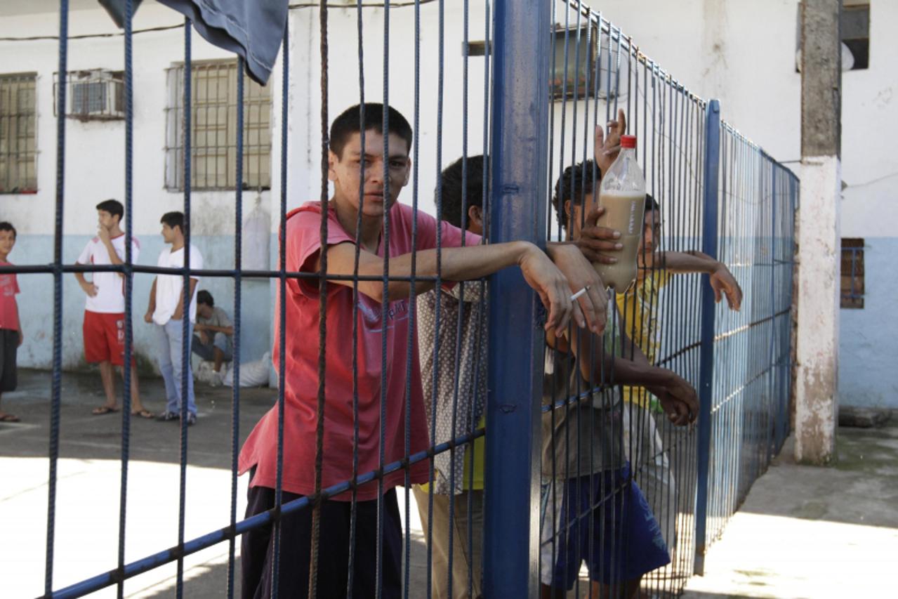\'Inmates stand near a fence inside the Tacumbu high security prison in Asuncion, January 4, 2011. Paraguay\'s President Fernando Lugo ordered the closing of Tacumbu, the largest prison in the country