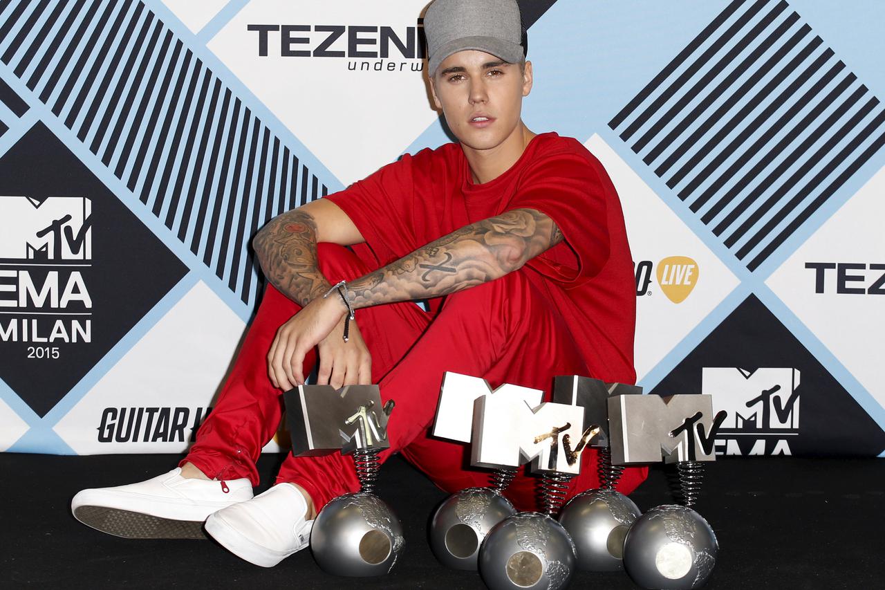 Canadian singer Justin Bieber poses with his awards during the MTV EMA awards at the Assago forum in Milan, Italy, October 25, 2015. REUTERS/Alessandro Garofalo