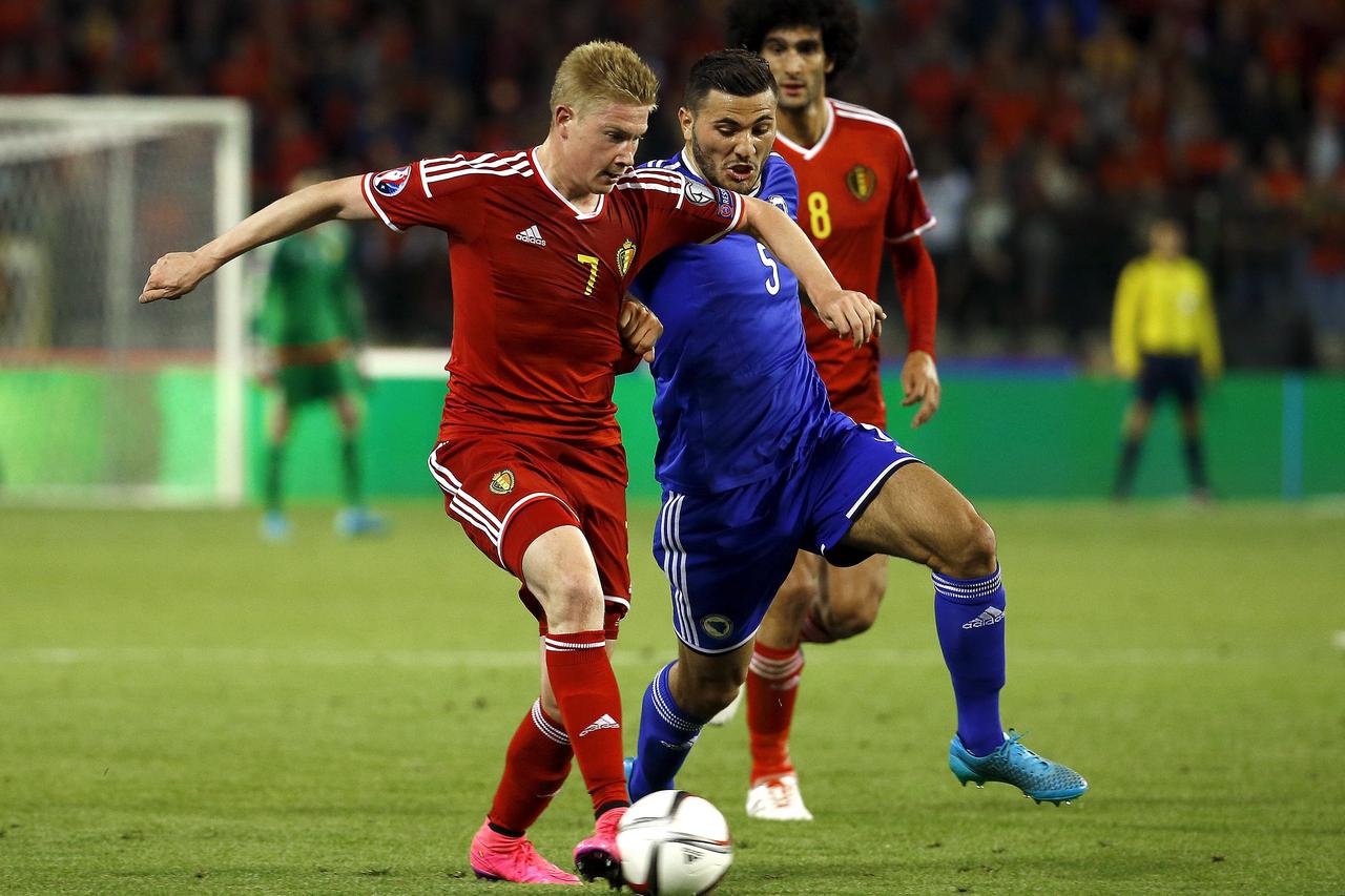 Belgium's Kevin De Bruyne (L) fights for the ball with Bosnia's Sead Kolasinac (C) during their Euro 2016 qualification match at the King Baudouin stadium in Brussels, Belgium September 3, 2015. REUTERS/Yves Herman