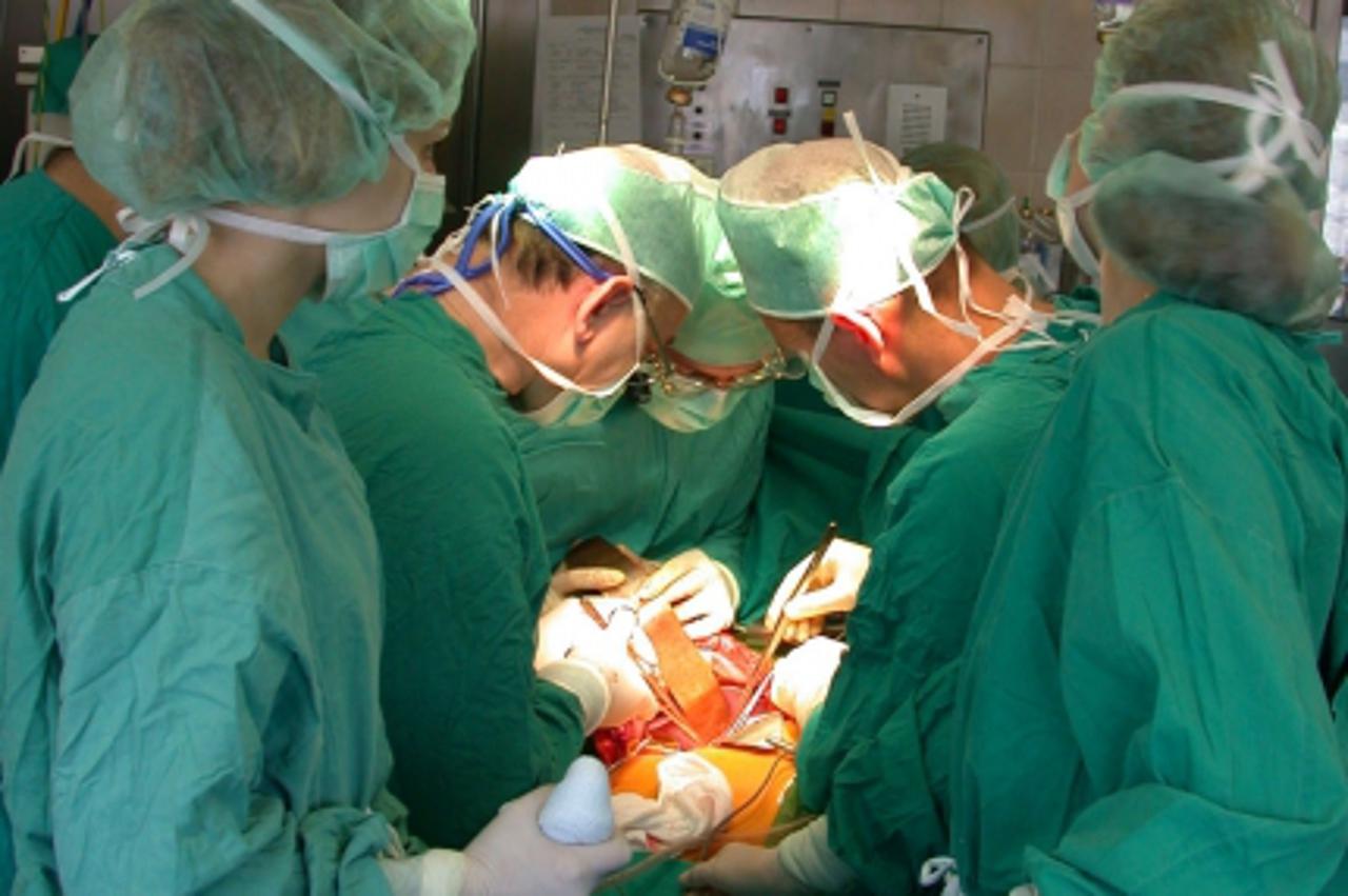 'duplerica....zagreb....08.05.2002 transplantacija jetre u kbc rebro snimio robert anic'